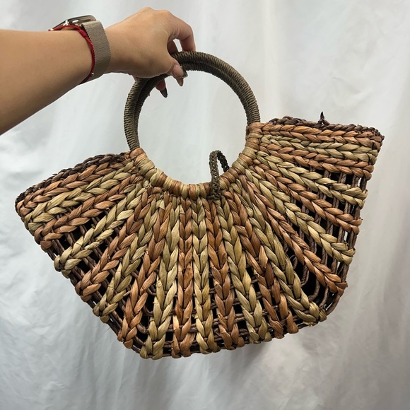 Woven Rattan purse with a button closure and wrapped handles - Picture 4 of 6